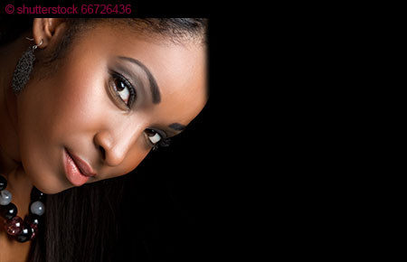 Ein afrikanisches Model mit leuchtendem Teint mit Permanent Make-up geschminkt.