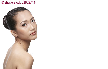 Ein Model mit asiatischen Gesichtszügen. Augenbrauen, Augenlieder und Lippen mit Make-up geschminkt.